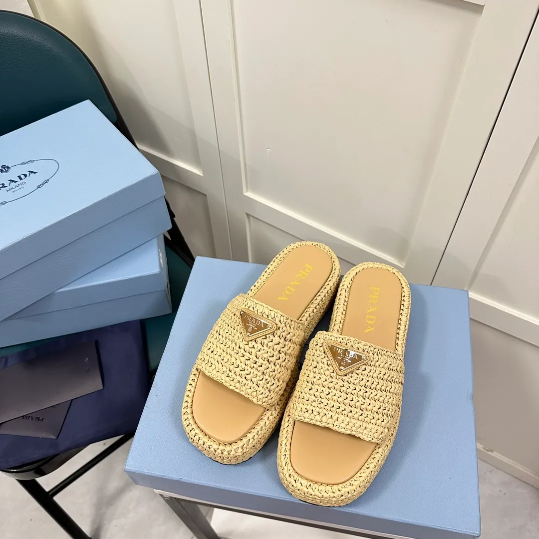 👟👟Ex-factory price 420👟👟 Prada’s new woven shoes and straw slippers! This year's popular straw series, lazy people's must-have slippers, look so good on your feet! ●Material: original uniform grass weave ●Inner padding: sheepskin lining ●Outsole: rubber outsole ●Number of yards: 35～40 (40 41 customized)